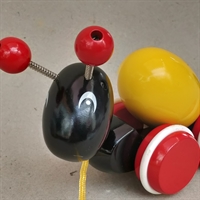sort myre med røde hjul og gult æg på ryggen trækdyr fra Brio svensk gammelt legetøj.